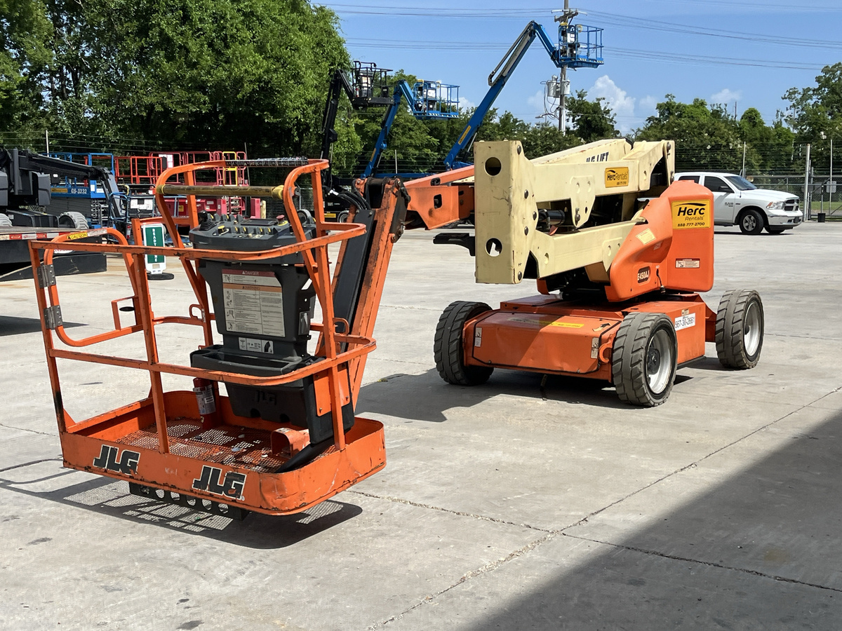 2017 JLG E450AJ-14