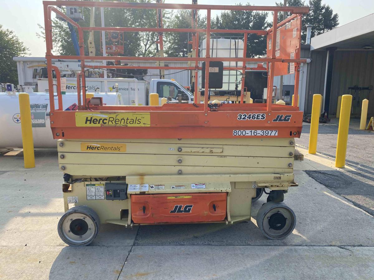 2017 JLG 3246ES