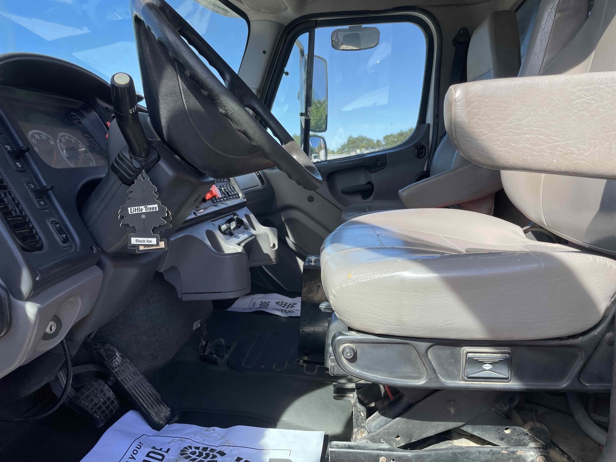 2016 Freightliner M2106-6