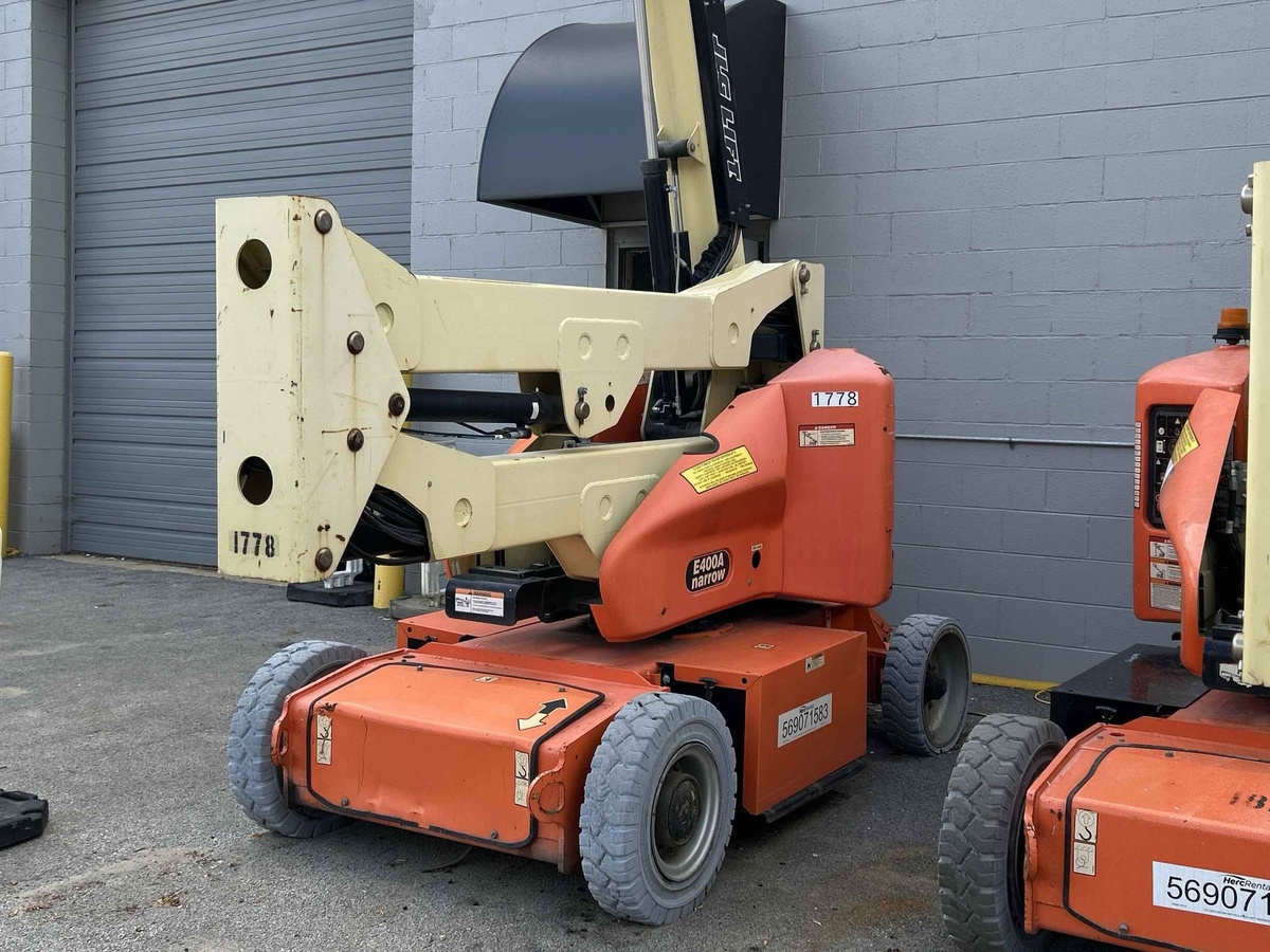 2016 JLG E400AN-1