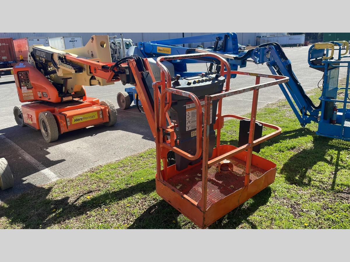 2013 JLG E400AJPN