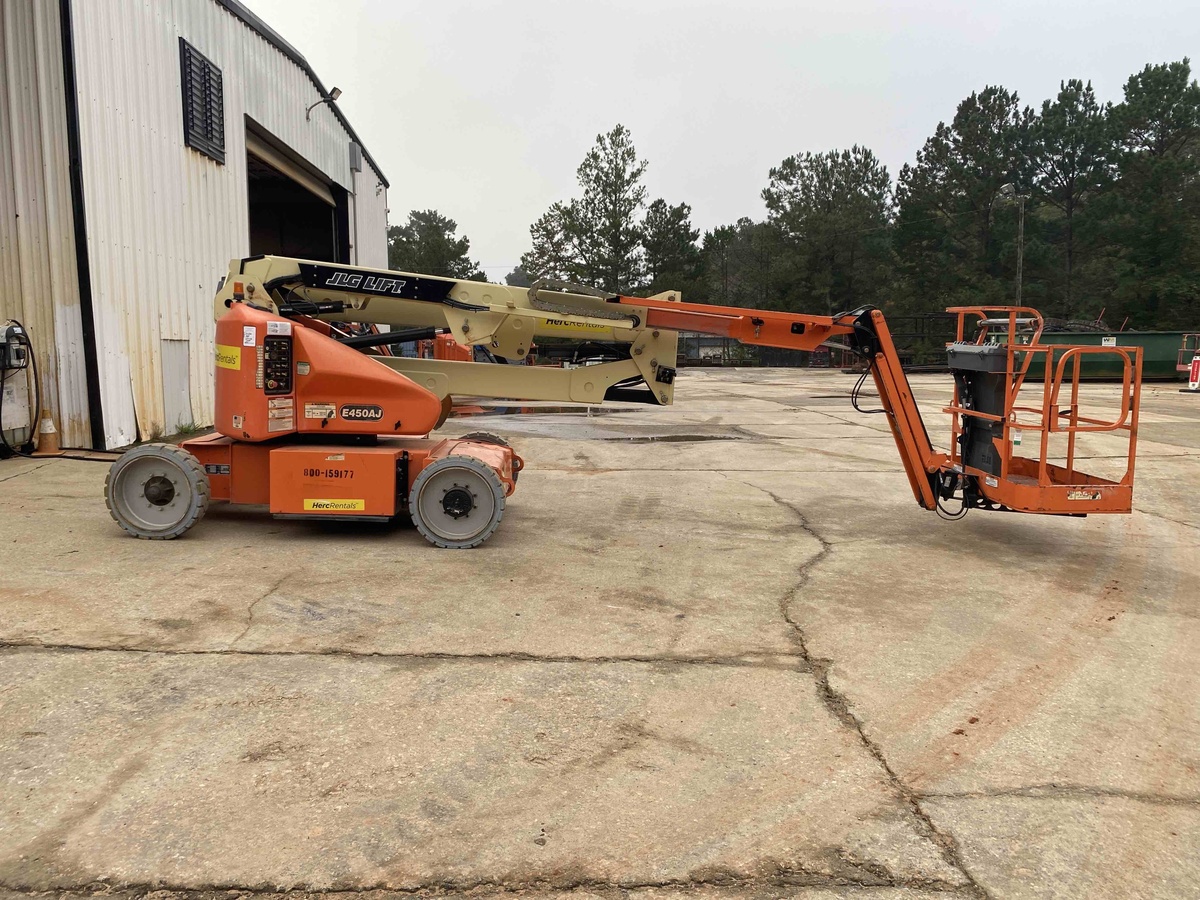 2017 JLG E450AJ