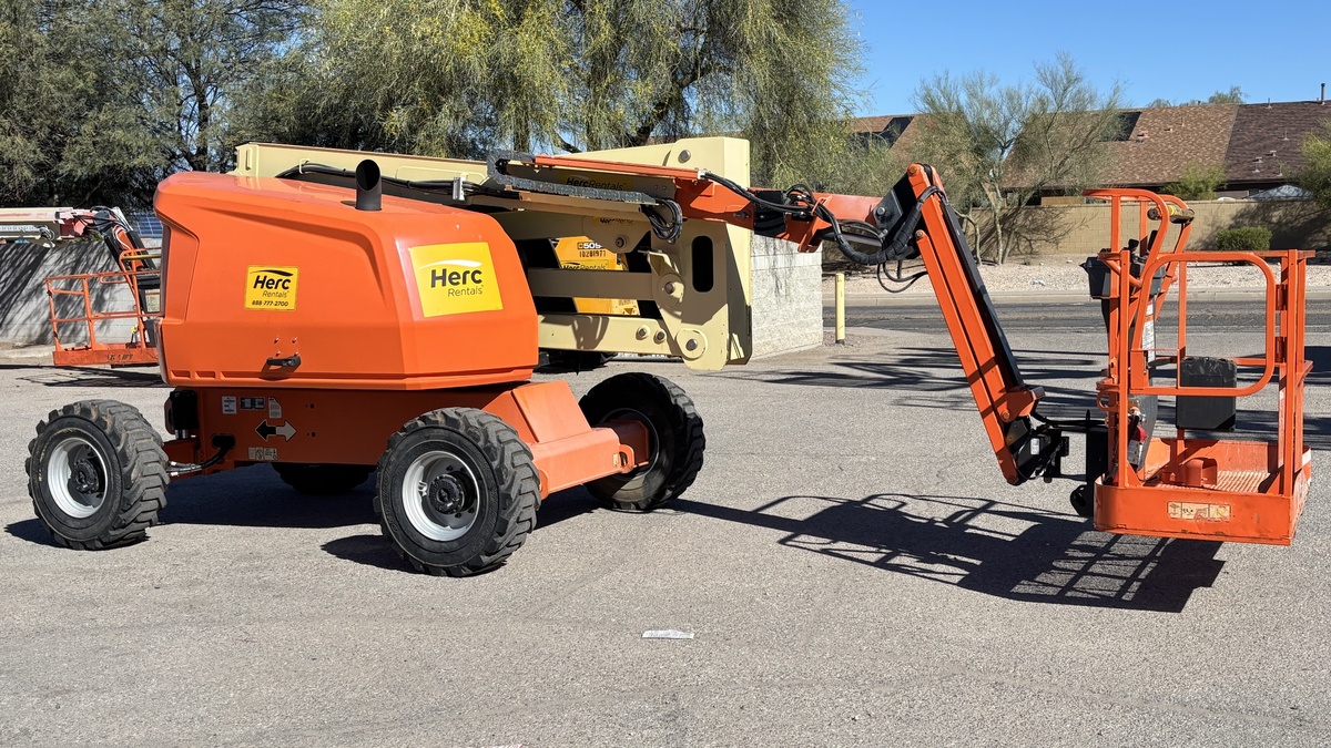 2017 JLG 450AJ