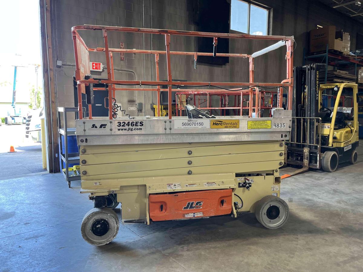 2013 JLG 3246ES