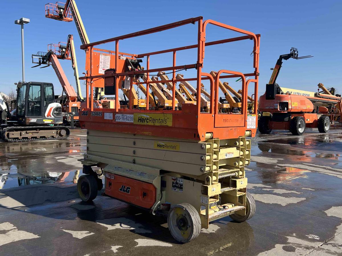 2017 JLG 3246ES