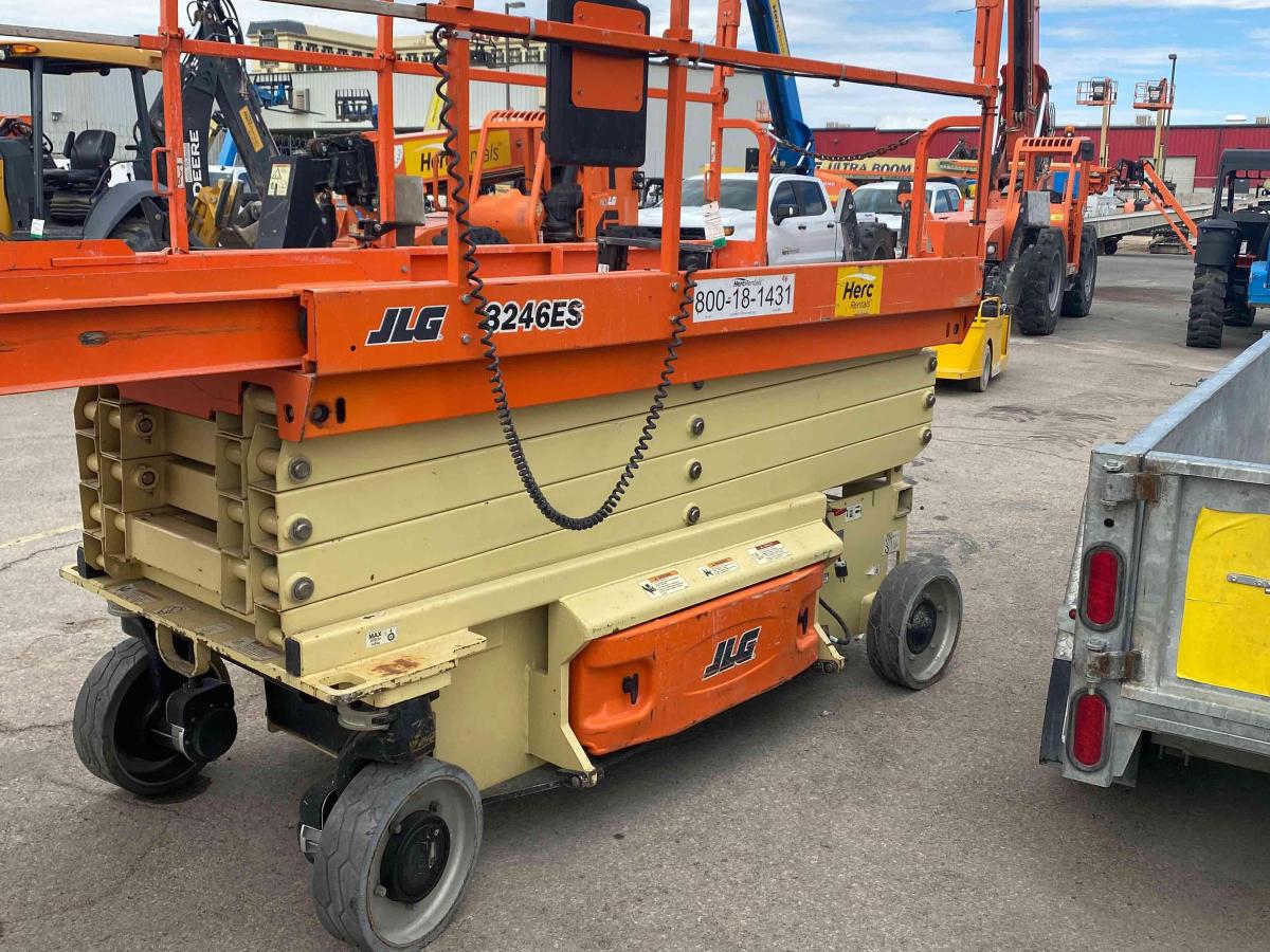 2017 JLG 3246ES