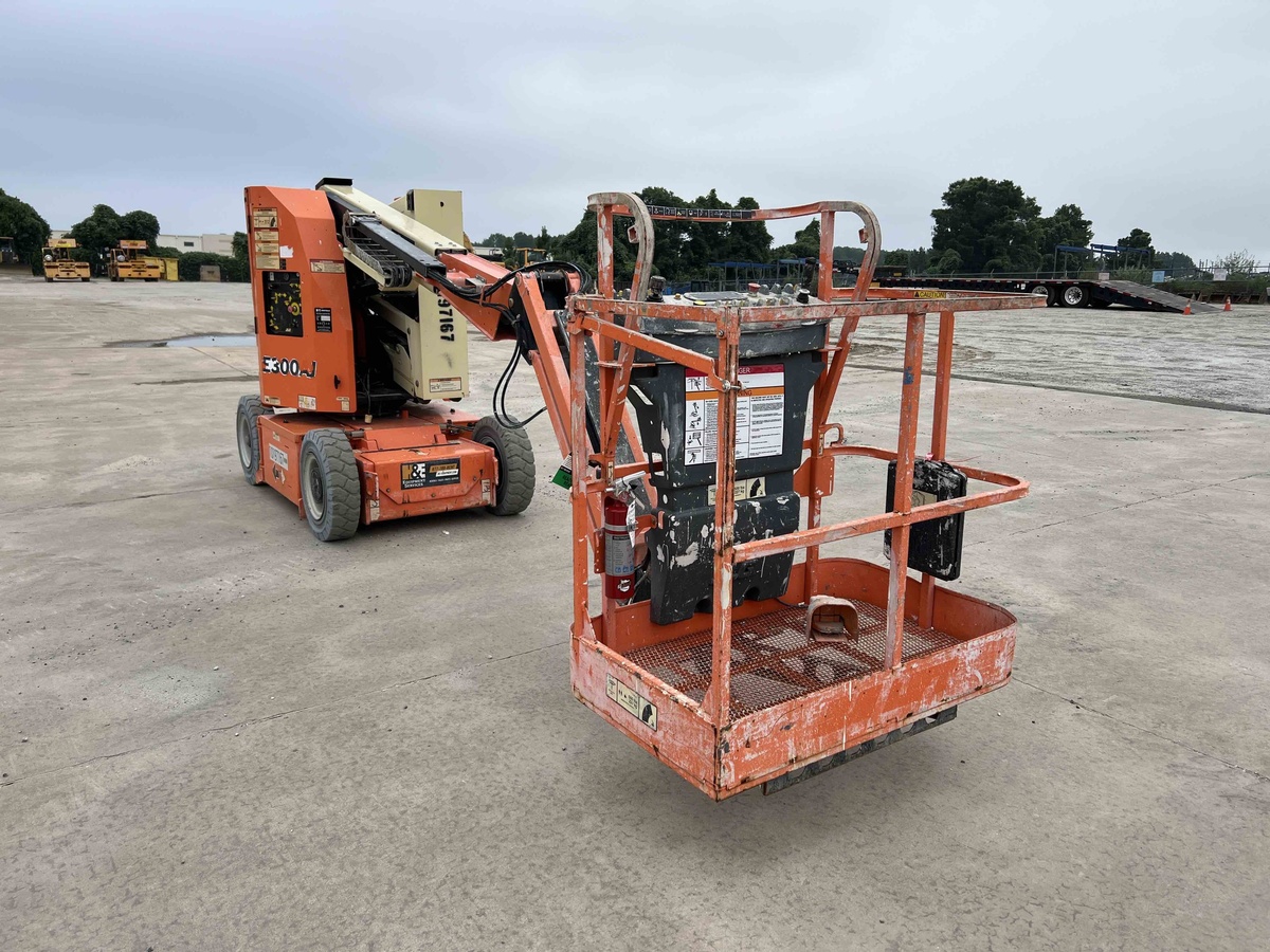 2016 JLG E300AJ-2