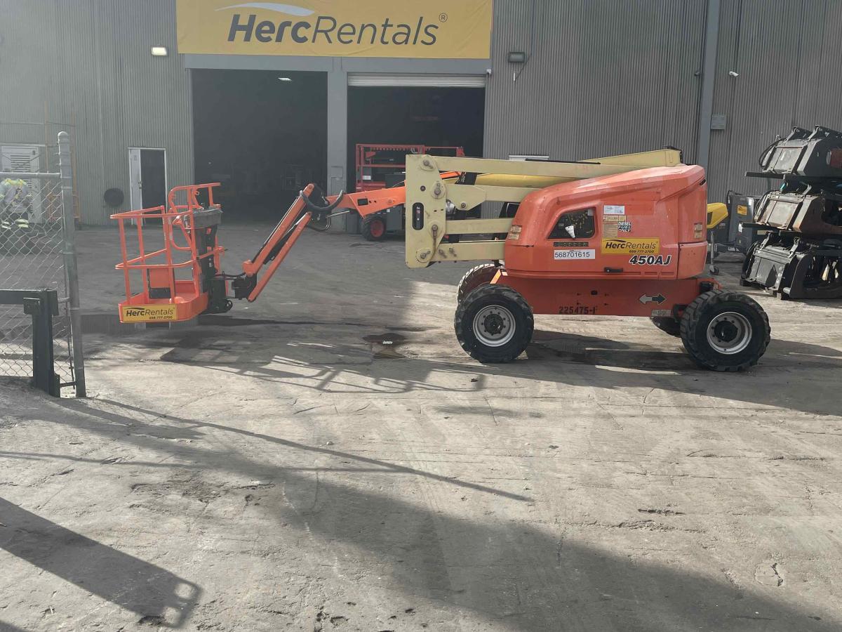 2017 JLG 450AJ