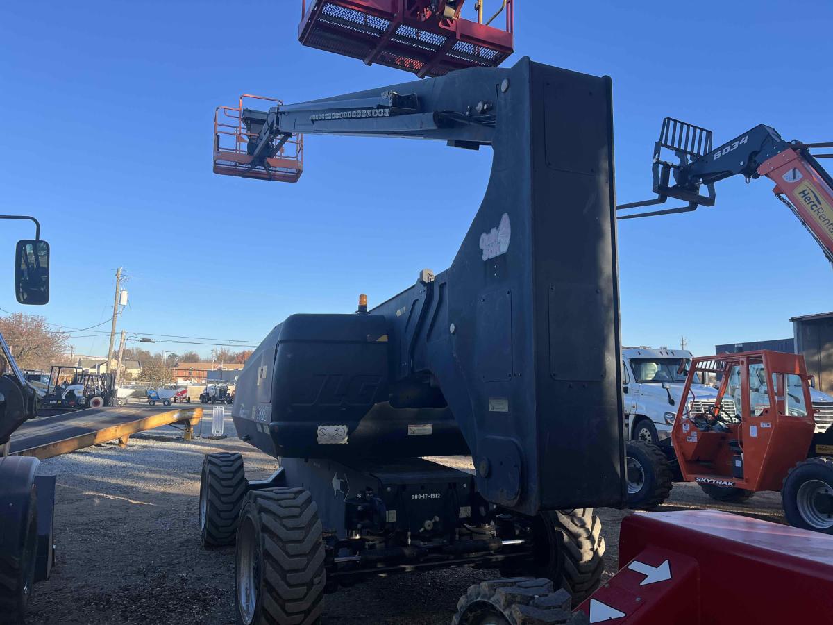 2017 JLG 800AJ