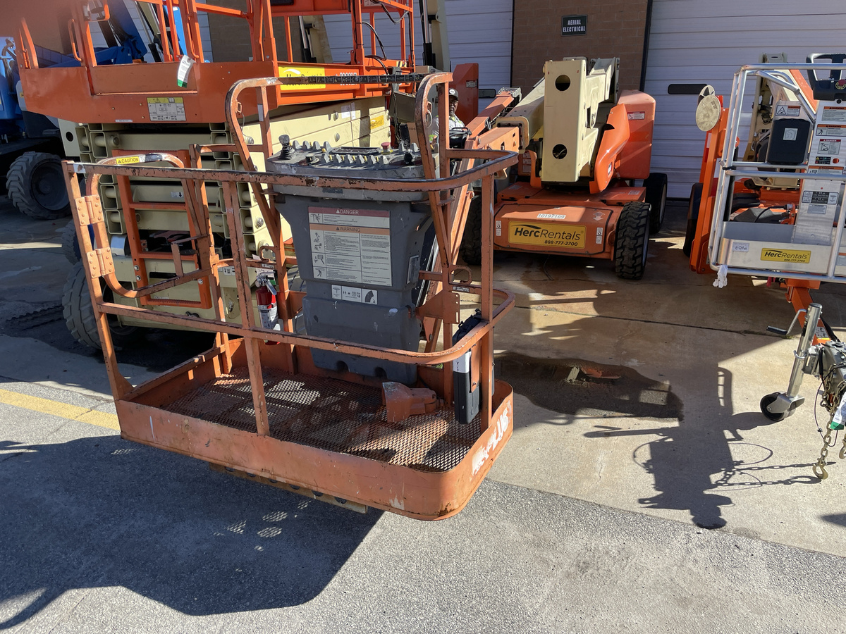 2016 JLG E400AJP