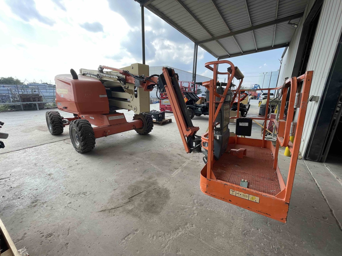 2017 JLG 450AJ