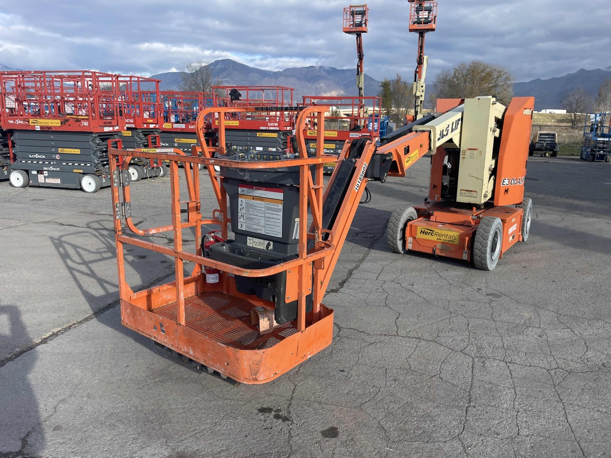 2016 JLG E300AJP-8