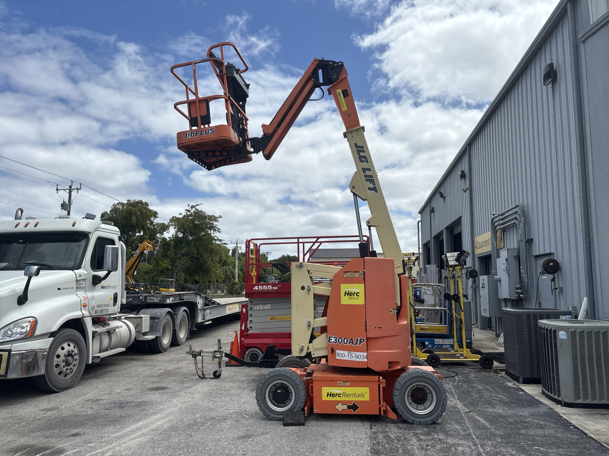 2017 JLG E300AJP