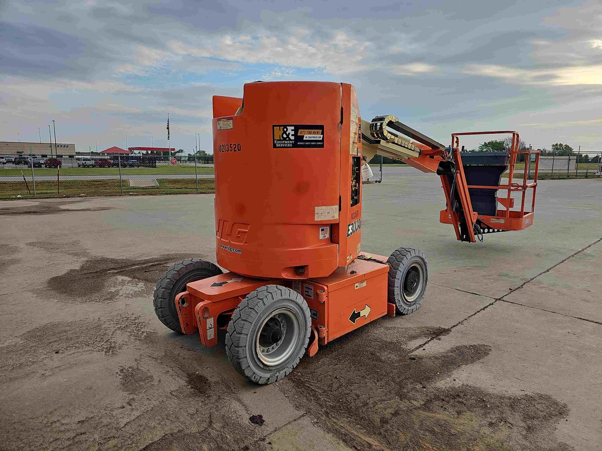 2017 JLG E300AJ-1