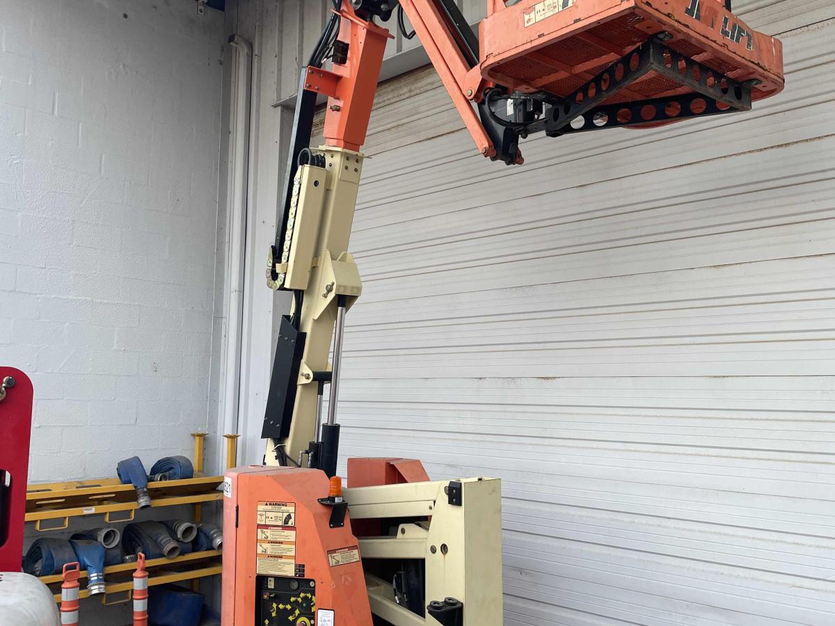 2016 JLG E300AJP