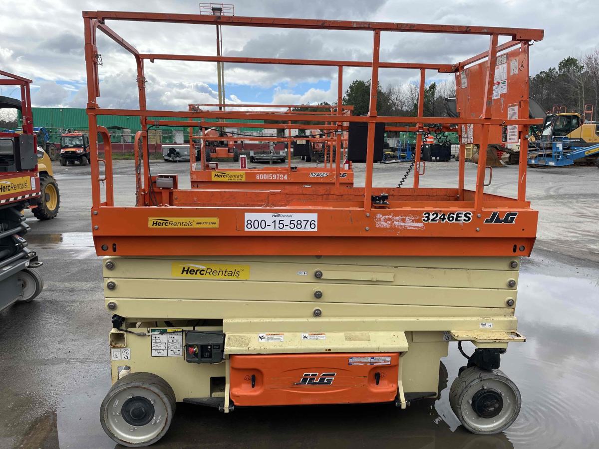 2017 JLG 3246ES