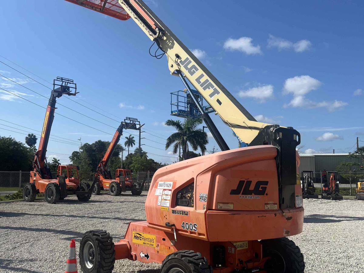 2017 JLG 400S