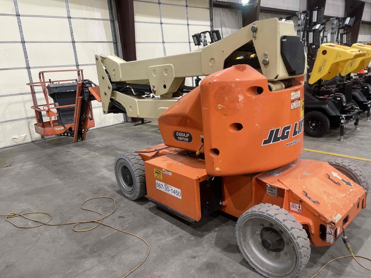 2017 JLG E400AJPN-2