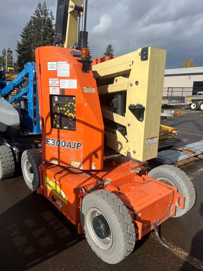 2017 JLG E300AJP-2