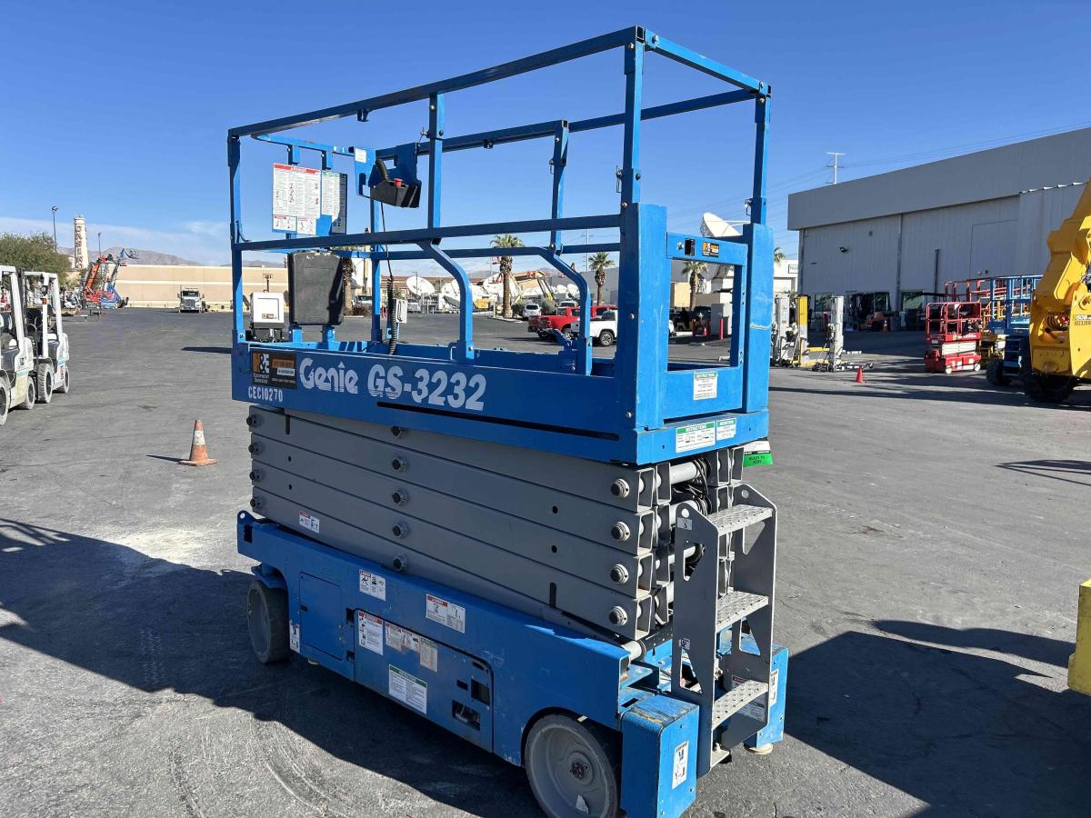 2017 Genie GS-3232