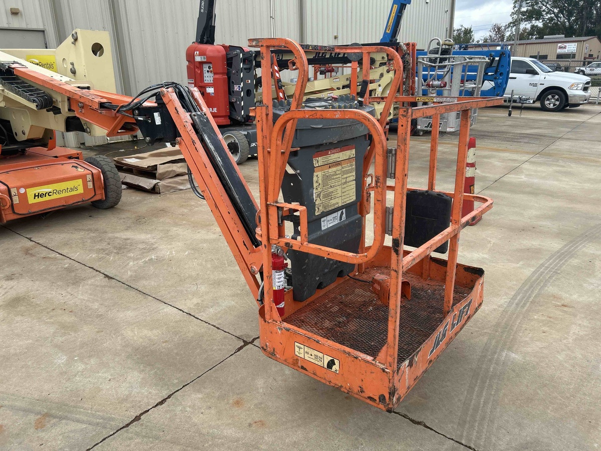 2017 JLG E400AJPN-12