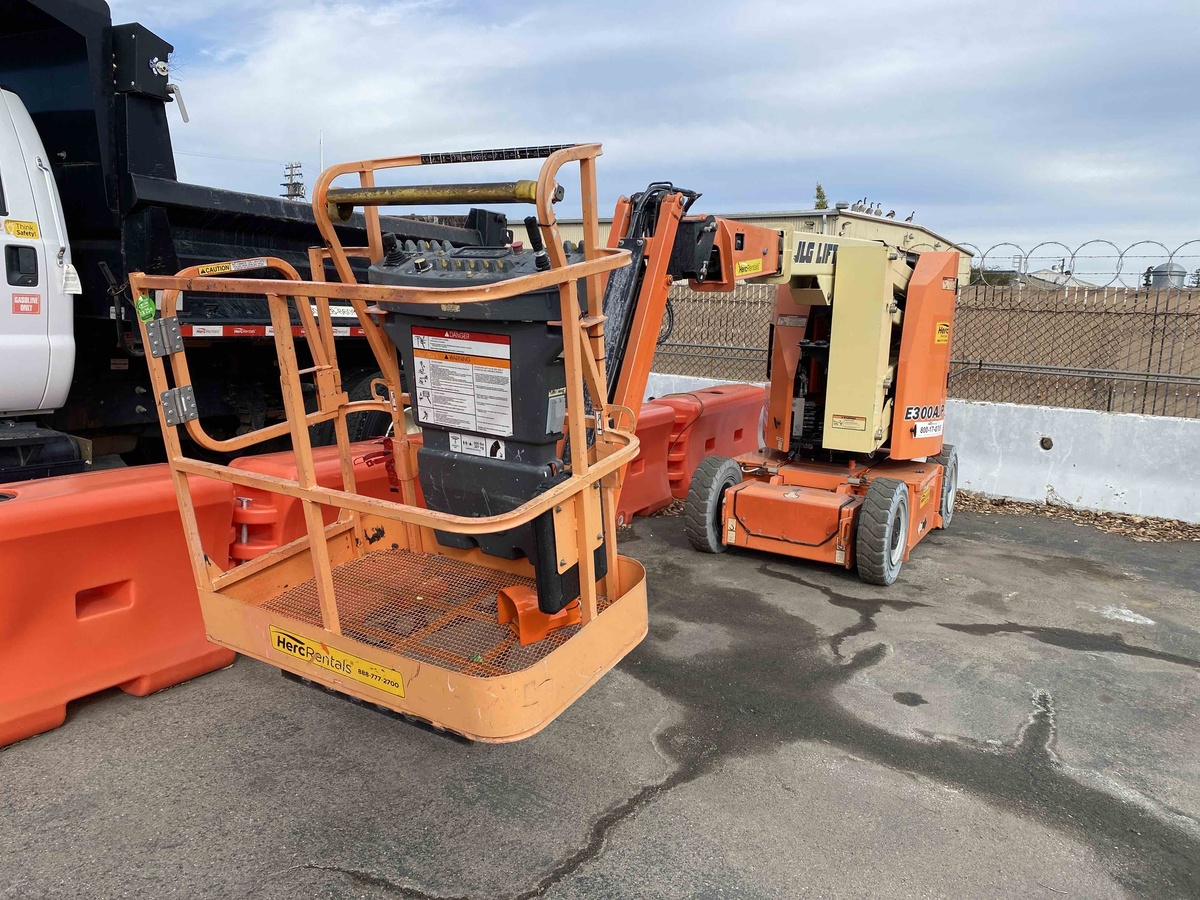 2017 JLG E300AJP