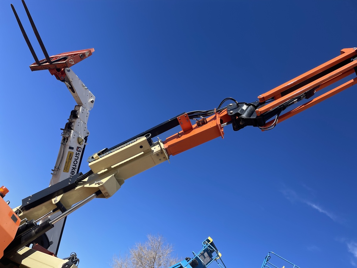 2017 JLG E300AJP-5