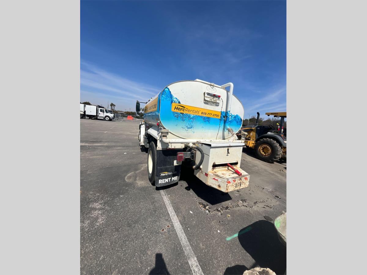 2017 Freightliner M2106
