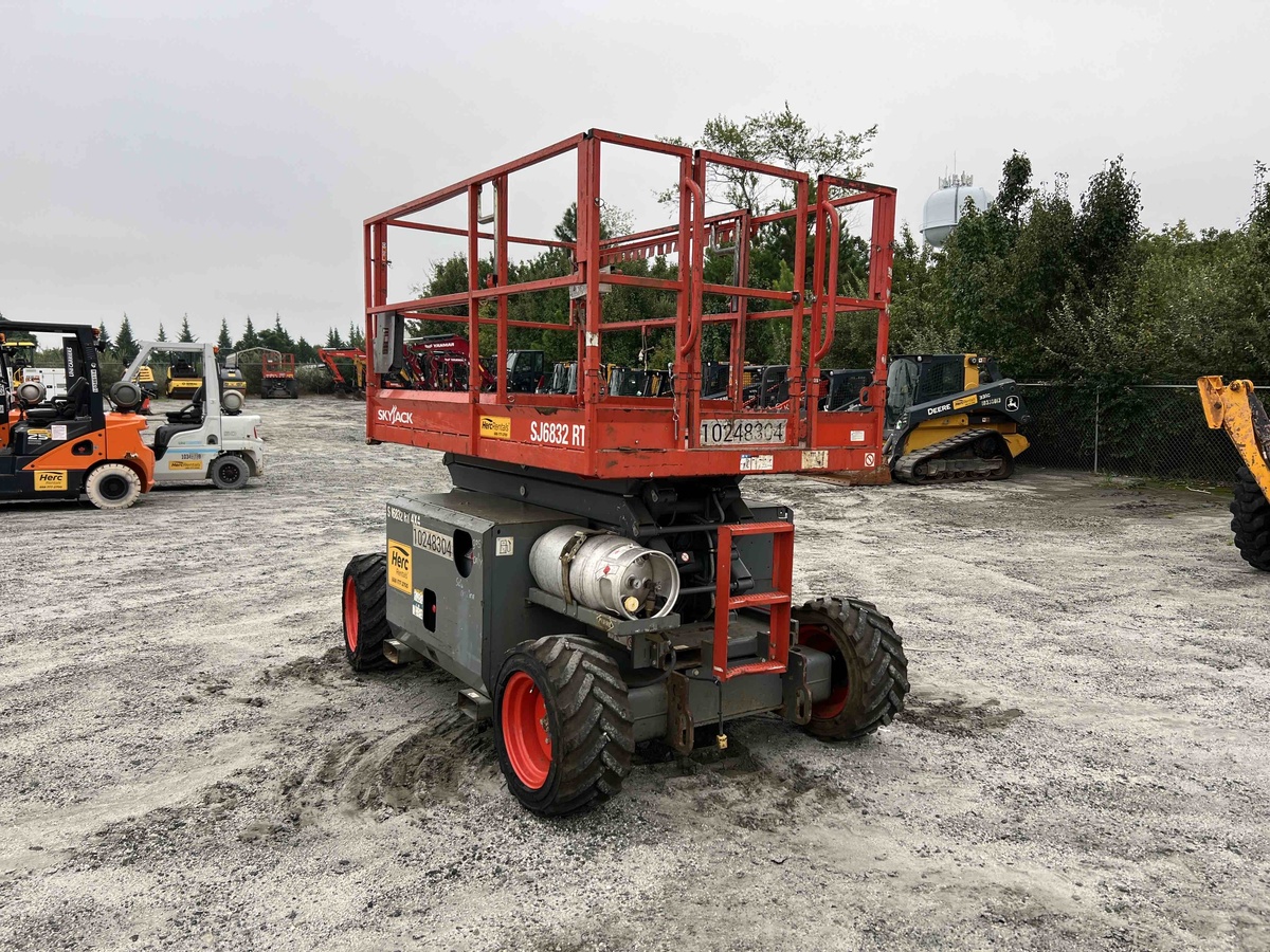 2018 Skyjack SJ-6832RT-2