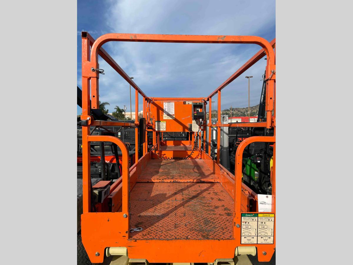 2015 JLG 3246ES