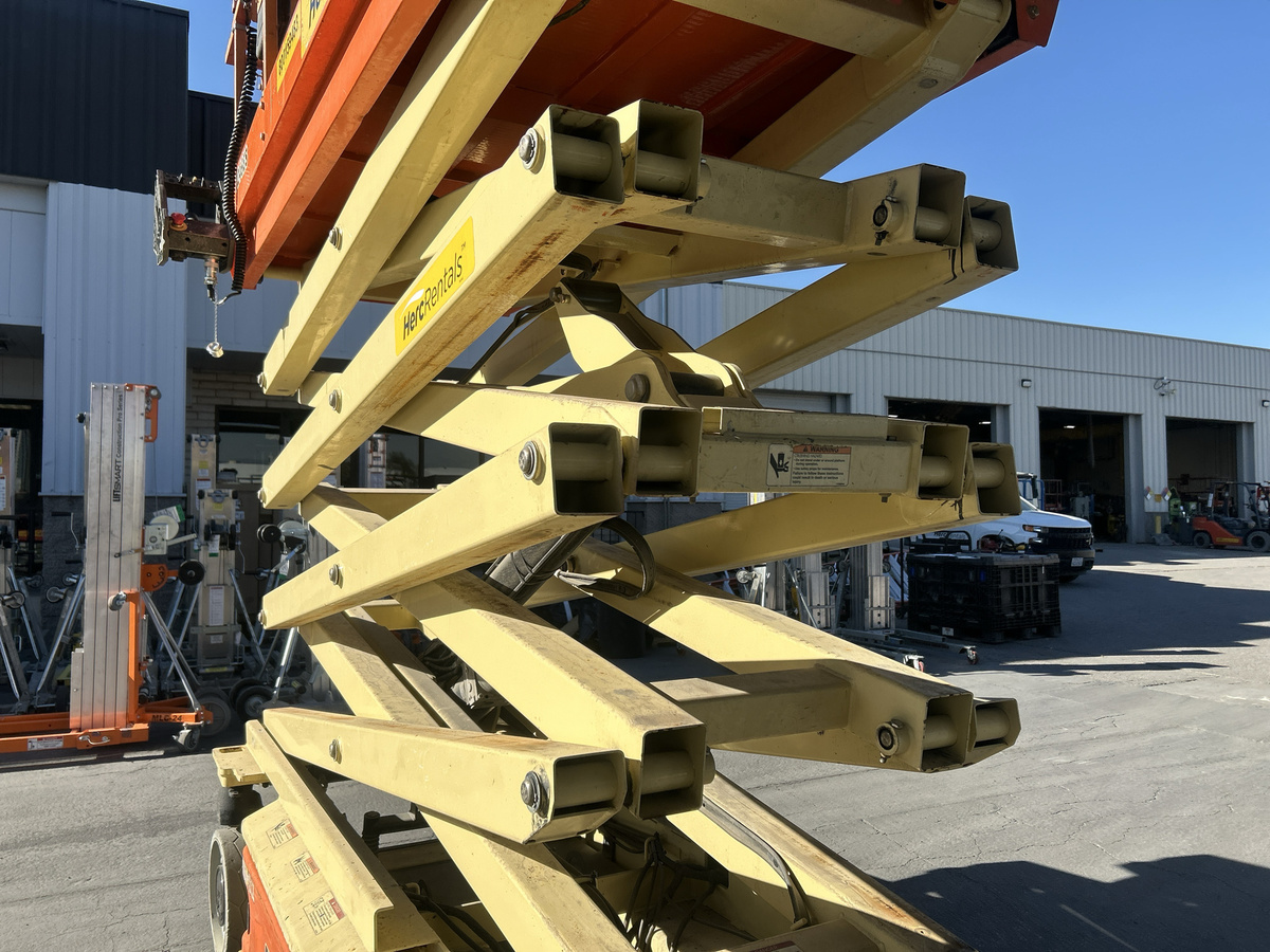 2017 JLG 3246ES-16