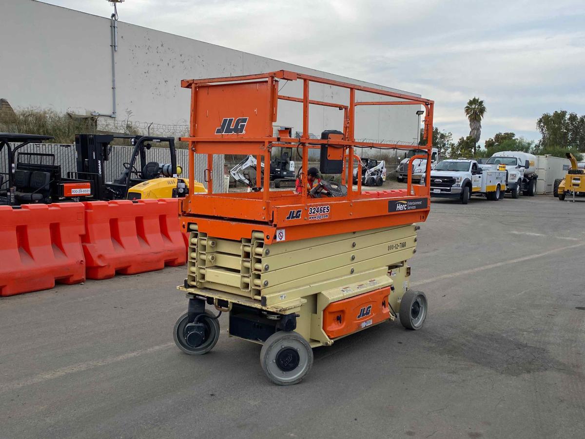 2016 JLG 3246ES