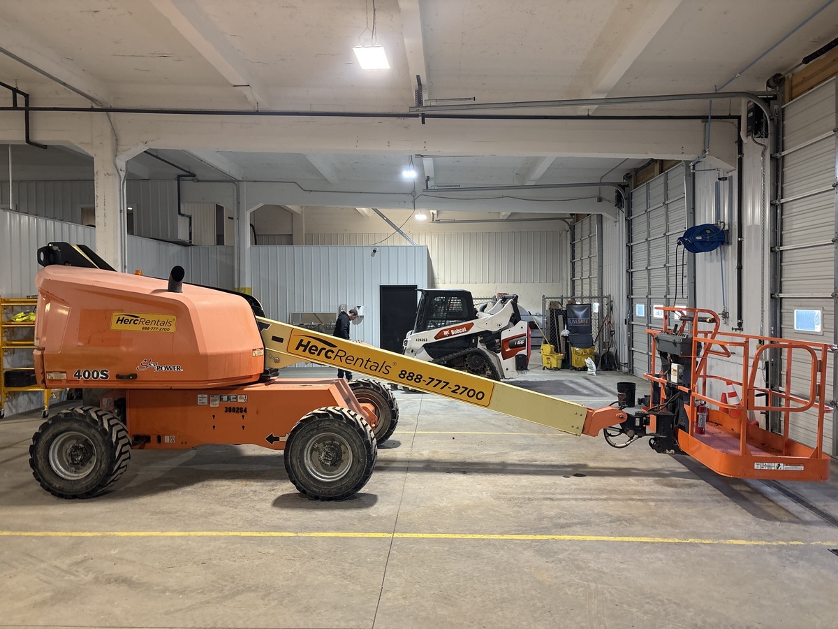 2017 JLG 400S-2