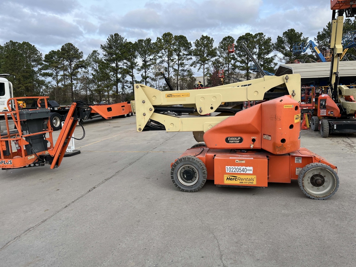 2017 JLG E400AJPN-12