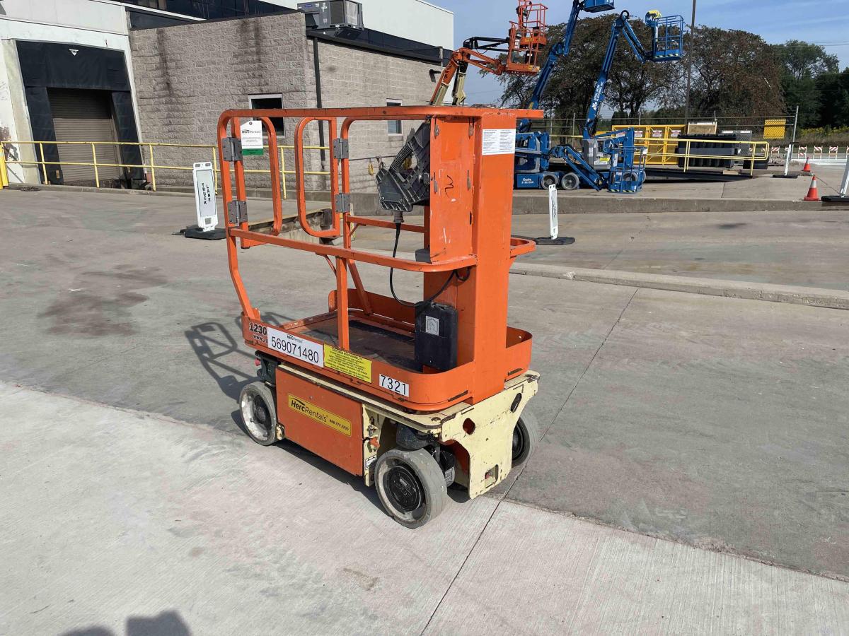 2013 JLG 1230ES