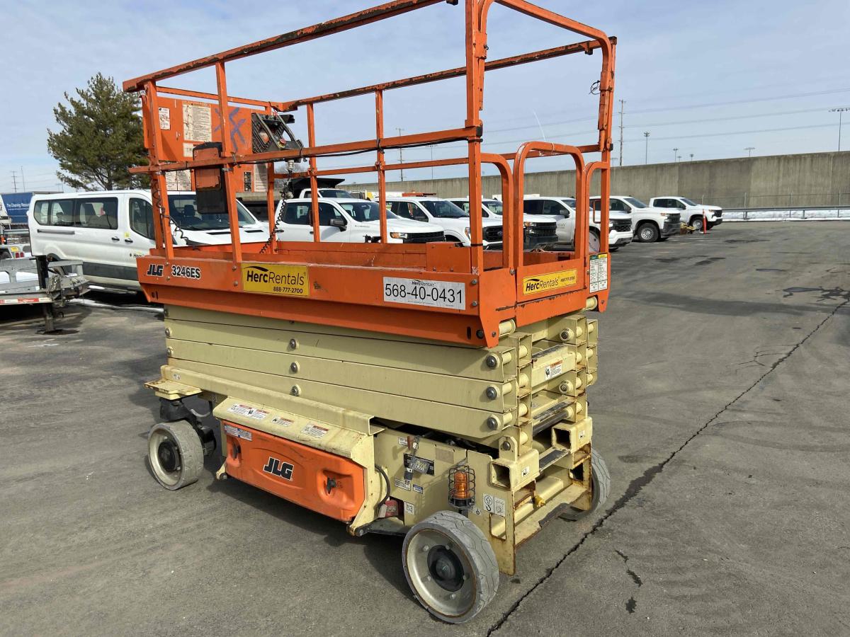 2018 JLG 3246ES