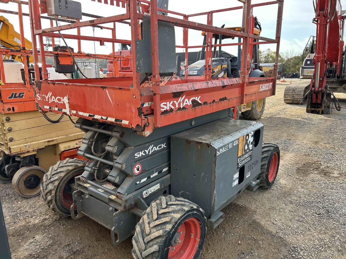 2017 Skyjack SJ-6832RT-2