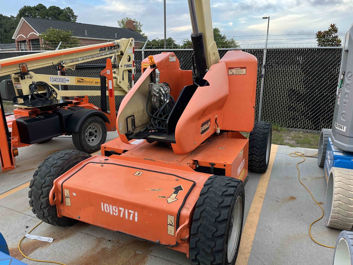 2016 JLG E400AJP-2