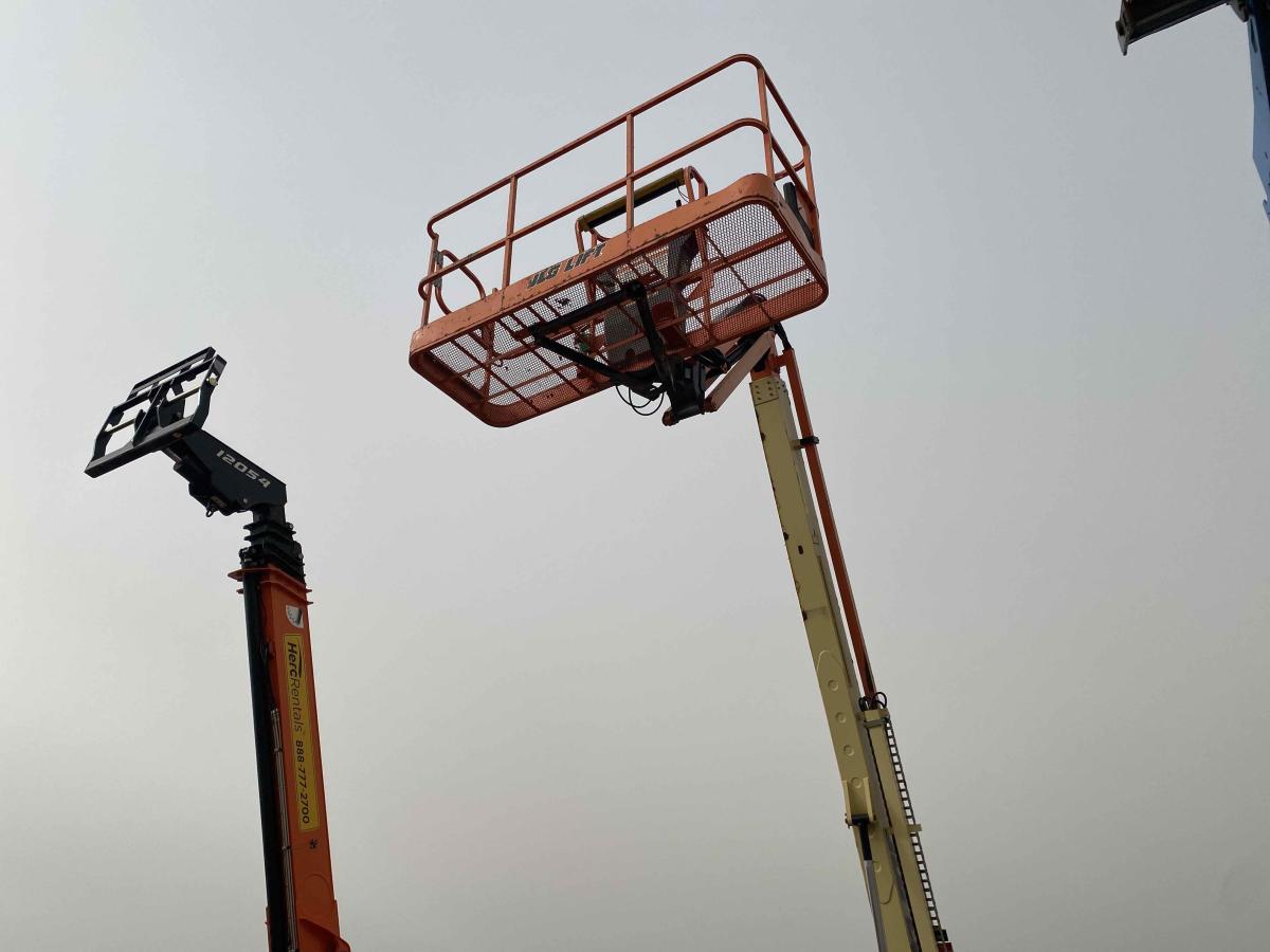 2017 JLG 600AJ
