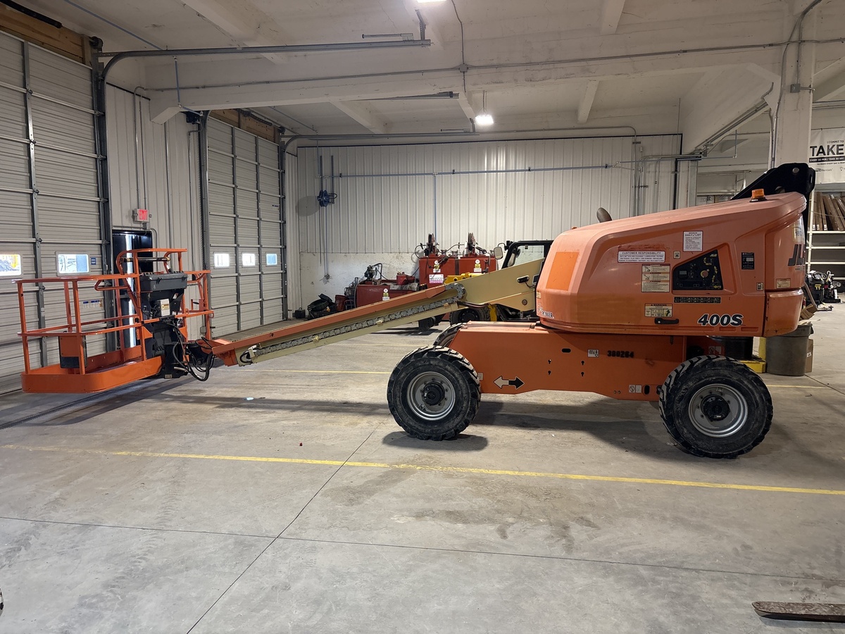 2017 JLG 400S