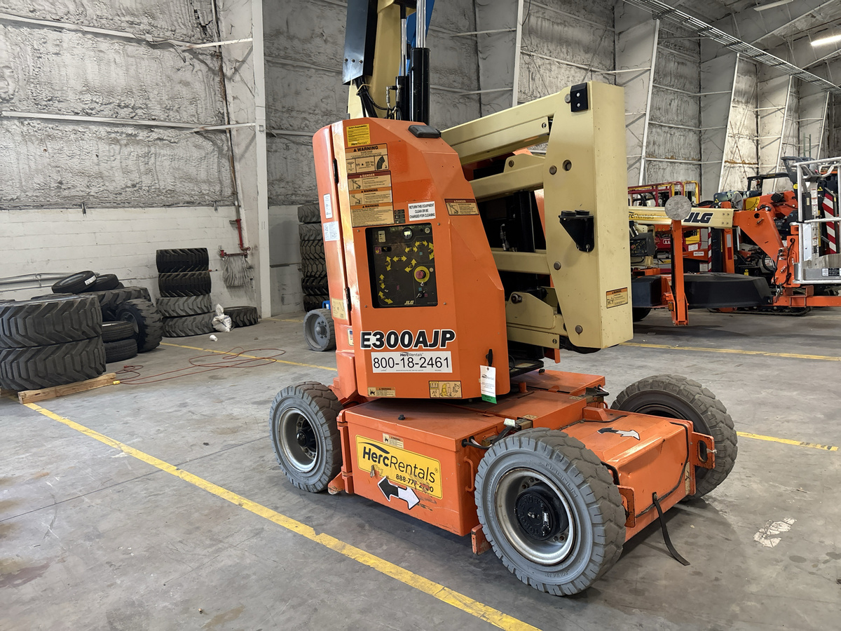 2017 JLG E300AJP