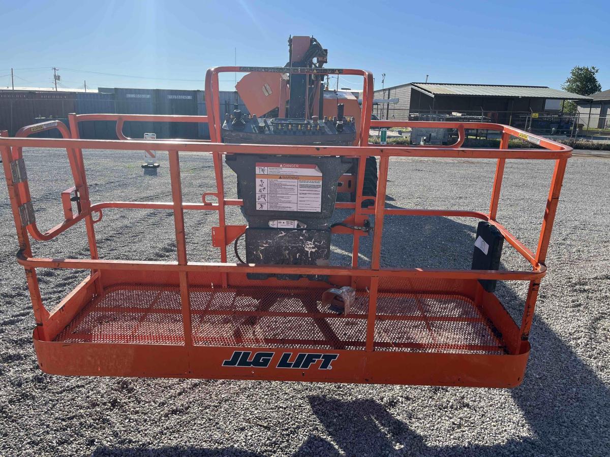 2015 JLG 800AJ