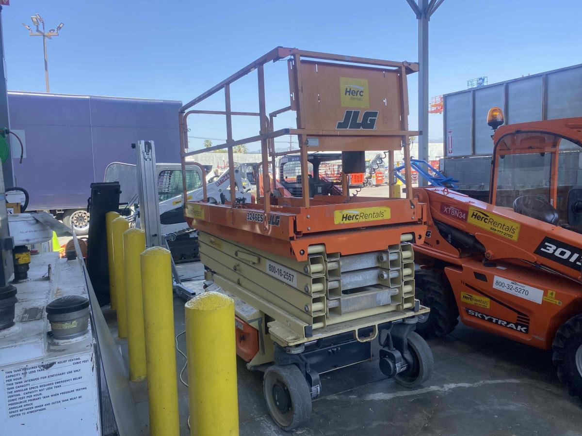 2017 JLG 3246ES-3