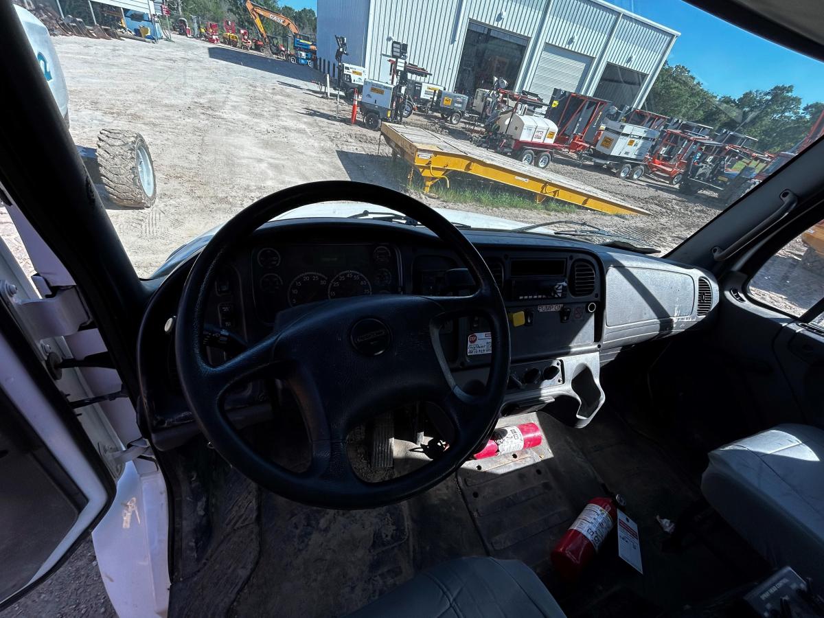2018 Freightliner M2106-8