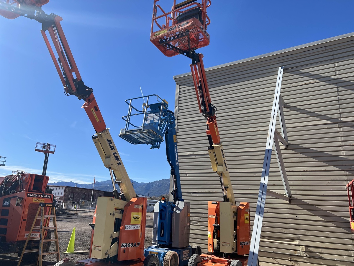 2017 JLG E300AJP