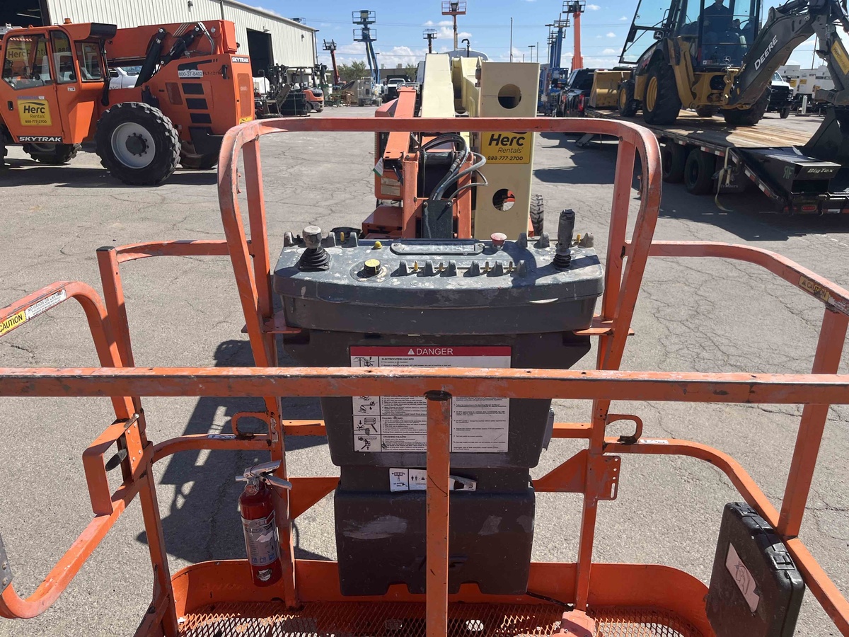2016 JLG E450AJ-9