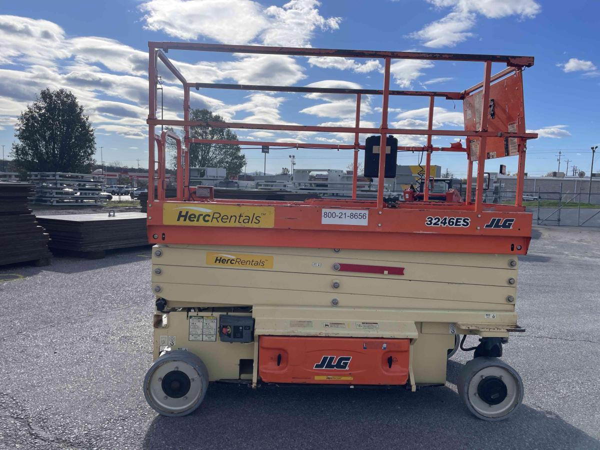 2018 JLG 3246ES