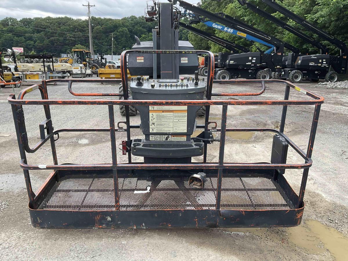 2012 JLG 800AJ-8