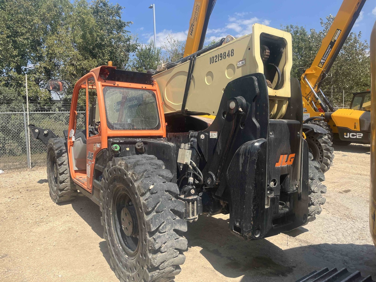 2017 JLG 1055