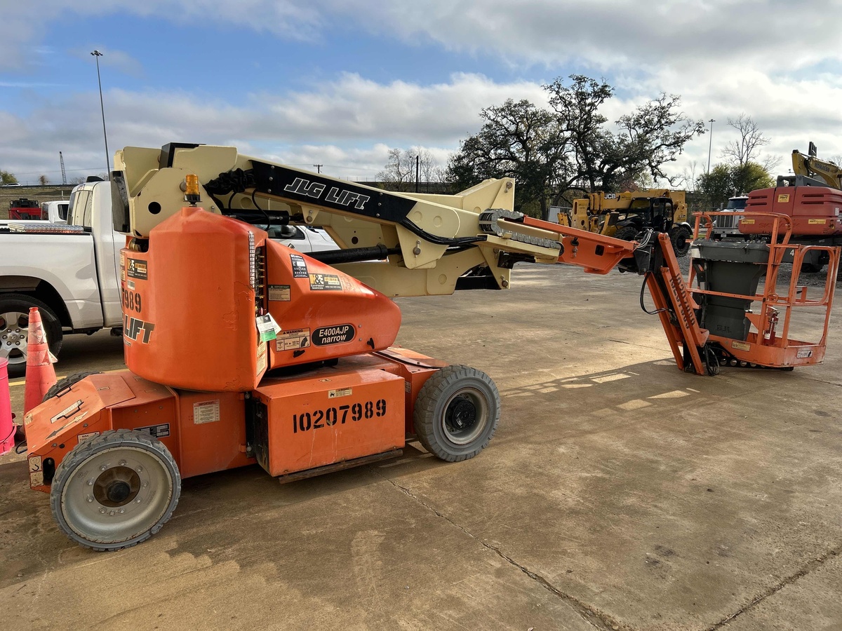 2017 JLG E400AJPN